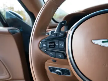 ASTON MARTIN DBX V8 4.0 360-Kamera Sitzbelüftung Sattelbraun