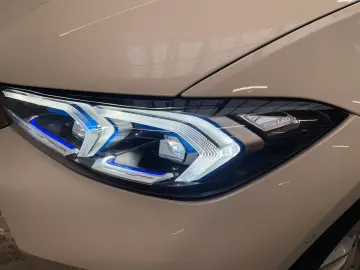 BMW 320xi Lim. M Sport ACC HiFi SHZ HUD KZU QI 360