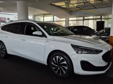 FORD Focus Titanium ACC Matrix Navi RFK SHZ Spur Tot