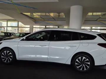 FORD Focus Titanium ACC Matrix Navi RFK SHZ Spur Tot