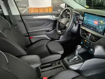 FORD Focus Titanium ACC Matrix Navi RFK SHZ Spur Tot