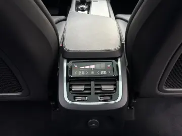 VOLVO XC90 T8 AWD Plus Dark 7 locuri