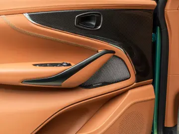 Aston Martin DBX 707 MY25   Q Paint