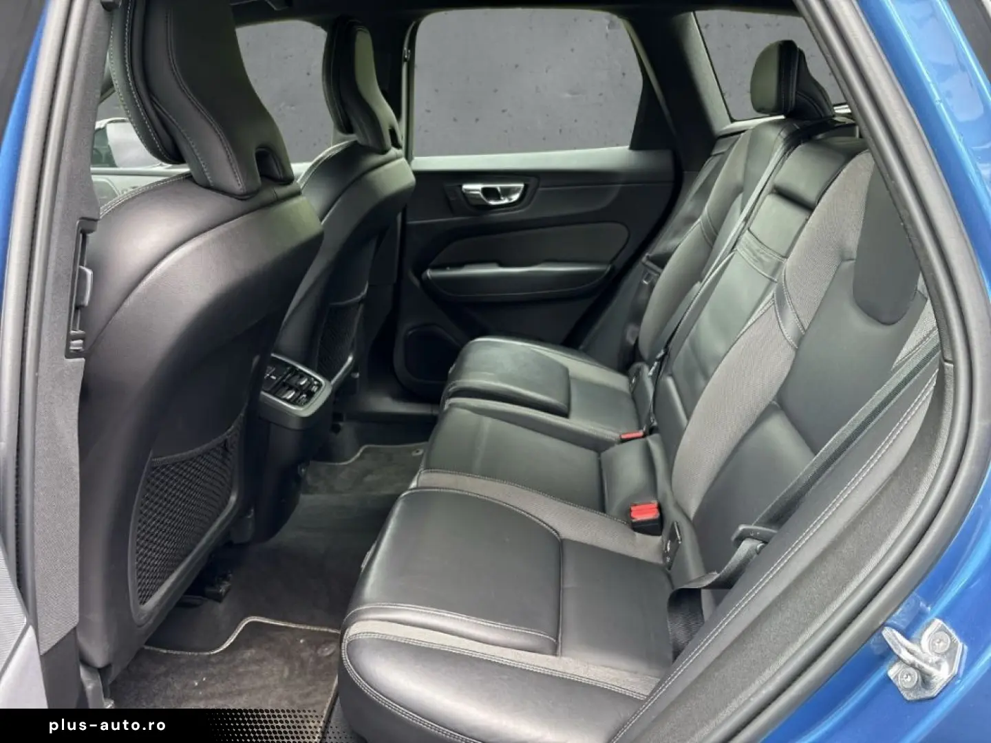 VOLVO XC60 B4 2WD R-Design Navi AHK Xenium LED