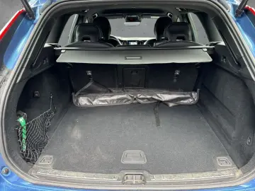 VOLVO XC60 B4 2WD R-Design Navi AHK Xenium LED