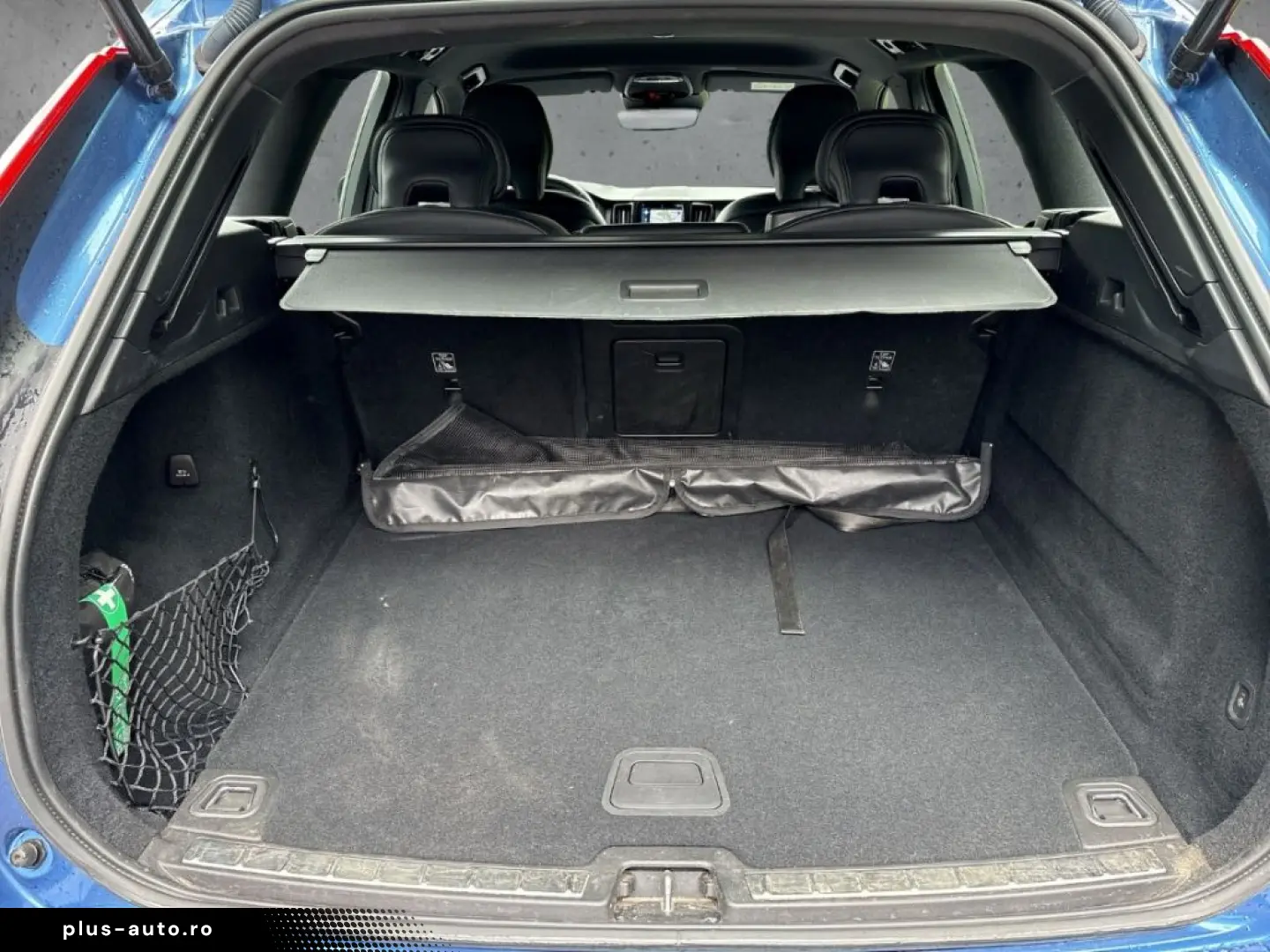 VOLVO XC60 B4 2WD R-Design Navi AHK Xenium LED