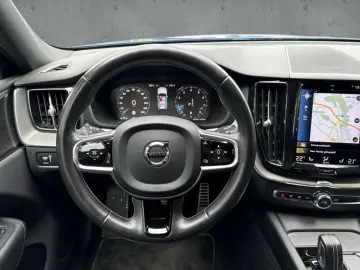VOLVO XC60 B4 2WD R-Design Navi AHK Xenium LED