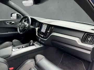 VOLVO XC60 B4 2WD R-Design Navi AHK Xenium LED