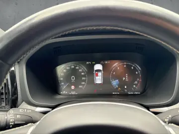 VOLVO XC60 B4 2WD R-Design Navi AHK Xenium LED