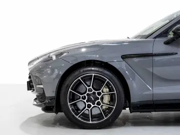 Aston Martin DBX 707