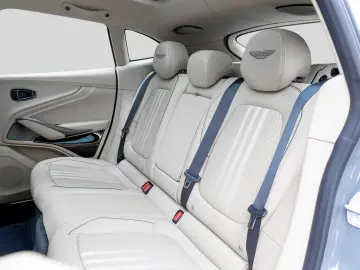 Aston Martin DBX 707