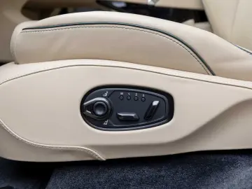 Aston Martin DBX 707