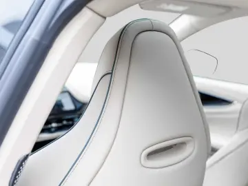 Aston Martin DBX 707