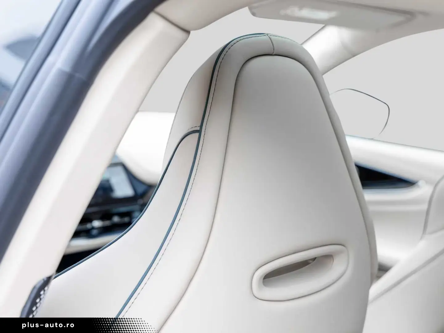 Aston Martin DBX 707