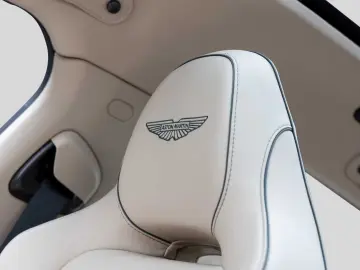 Aston Martin DBX 707