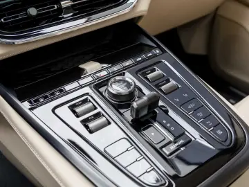 Aston Martin DBX 707