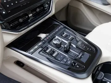 Aston Martin DBX 707