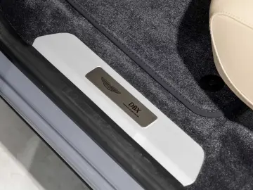 Aston Martin DBX 707