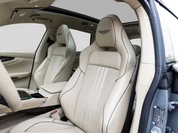 Aston Martin DBX 707