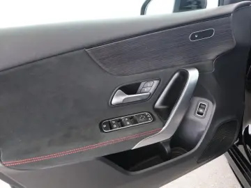 MERCEDES-BENZ A 250 e Limousine AMG AHK DISTR PANO MULTIBEAM