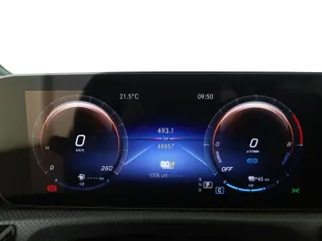 MERCEDES-BENZ A 250 e Limousine AMG AHK DISTR PANO MULTIBEAM