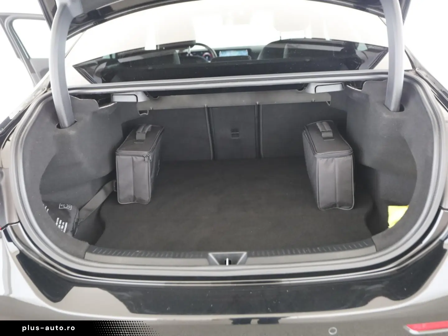 MERCEDES-BENZ A 250 e Limousine AMG AHK DISTR PANO MULTIBEAM