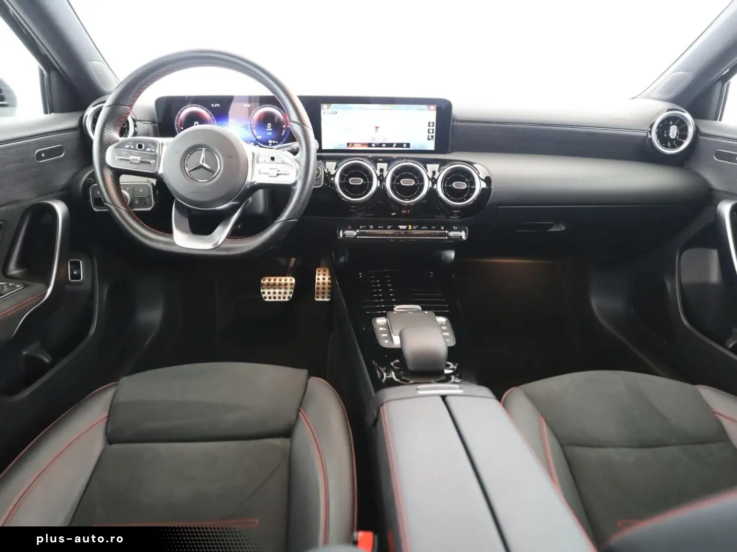 MERCEDES-BENZ A 250 e Limousine AMG AHK DISTR PANO MULTIBEAM