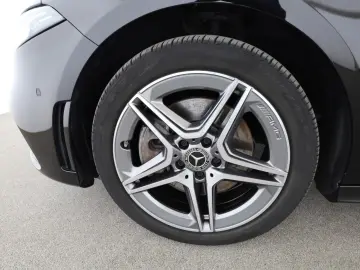 MERCEDES-BENZ A 250 e Limousine AMG AHK DISTR PANO MULTIBEAM