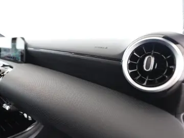 MERCEDES-BENZ A 250 e Limousine AMG AHK DISTR PANO MULTIBEAM