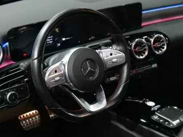 MERCEDES-BENZ A 250e Limousine AMG Sport Pano Night Kamera