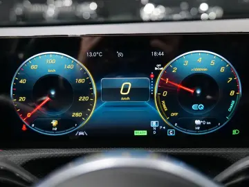 MERCEDES-BENZ A 250e Limousine AMG Sport Pano Night Kamera