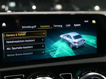 MERCEDES-BENZ A 250e Limousine AMG Sport Pano Night Kamera