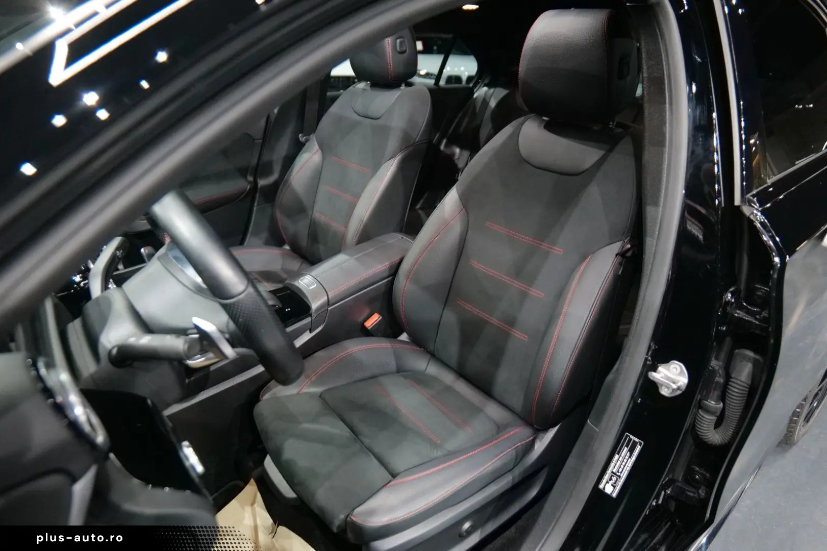 MERCEDES-BENZ A 250e Limousine AMG Sport Pano Night Kamera