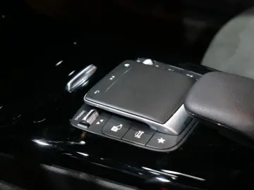 MERCEDES-BENZ A 250e Limousine AMG Sport Pano Night Kamera