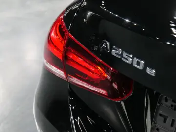 MERCEDES-BENZ A 250e Limousine AMG Sport Pano Night Kamera