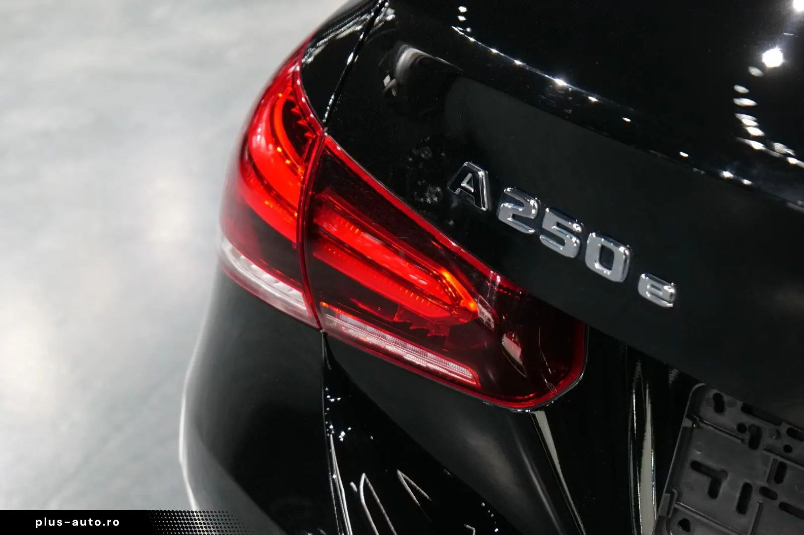 MERCEDES-BENZ A 250e Limousine AMG Sport Pano Night Kamera