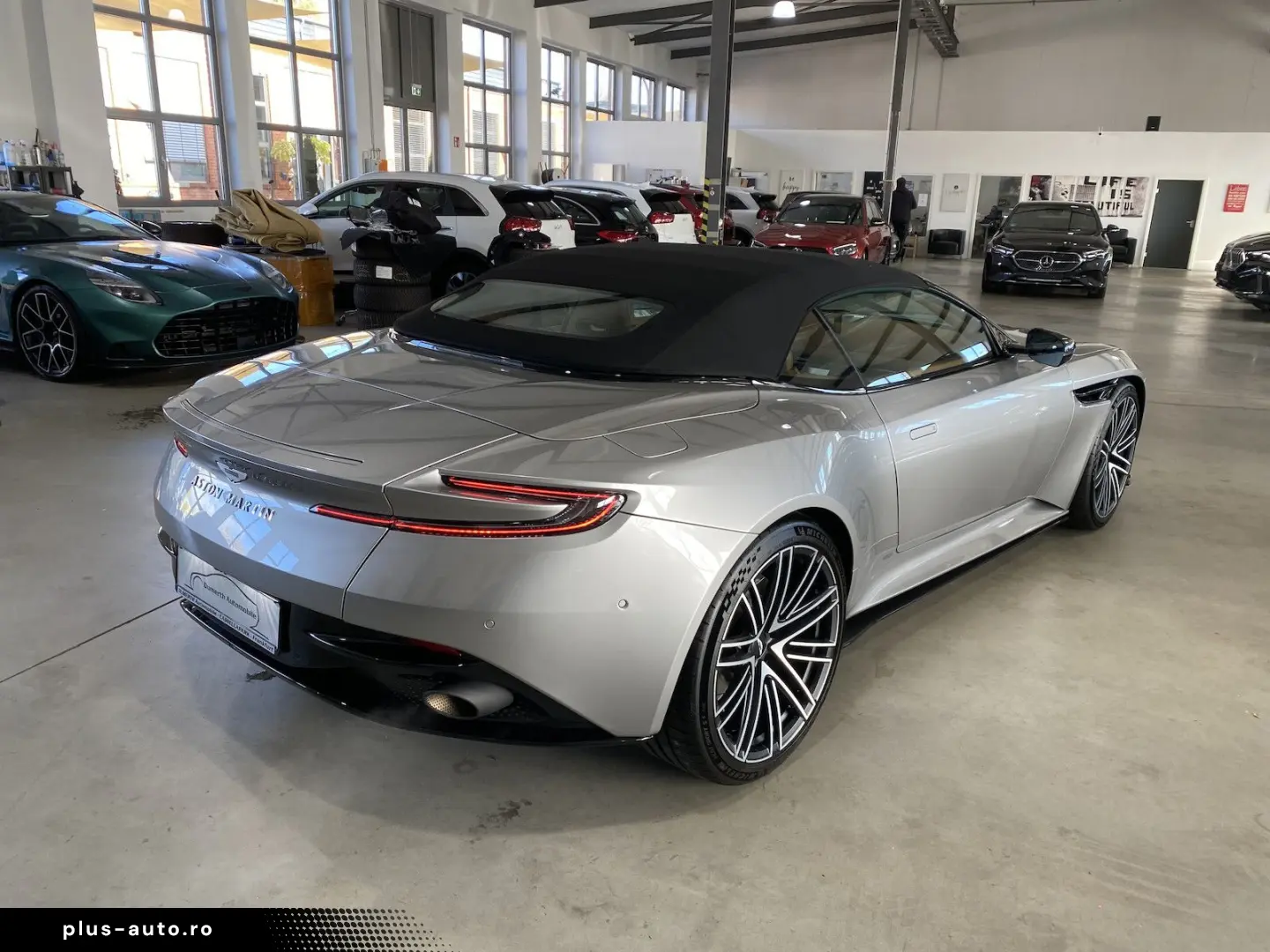 ASTON MARTIN DB12 Volante Q-Special Paint