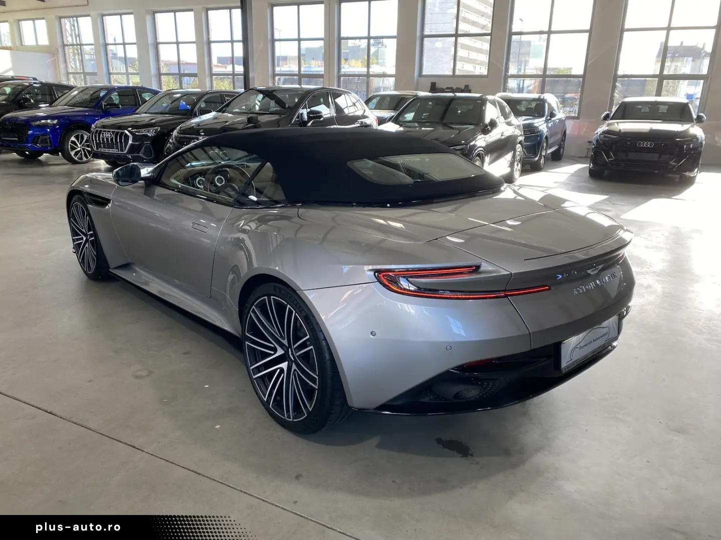 ASTON MARTIN DB12 Volante Q-Special Paint