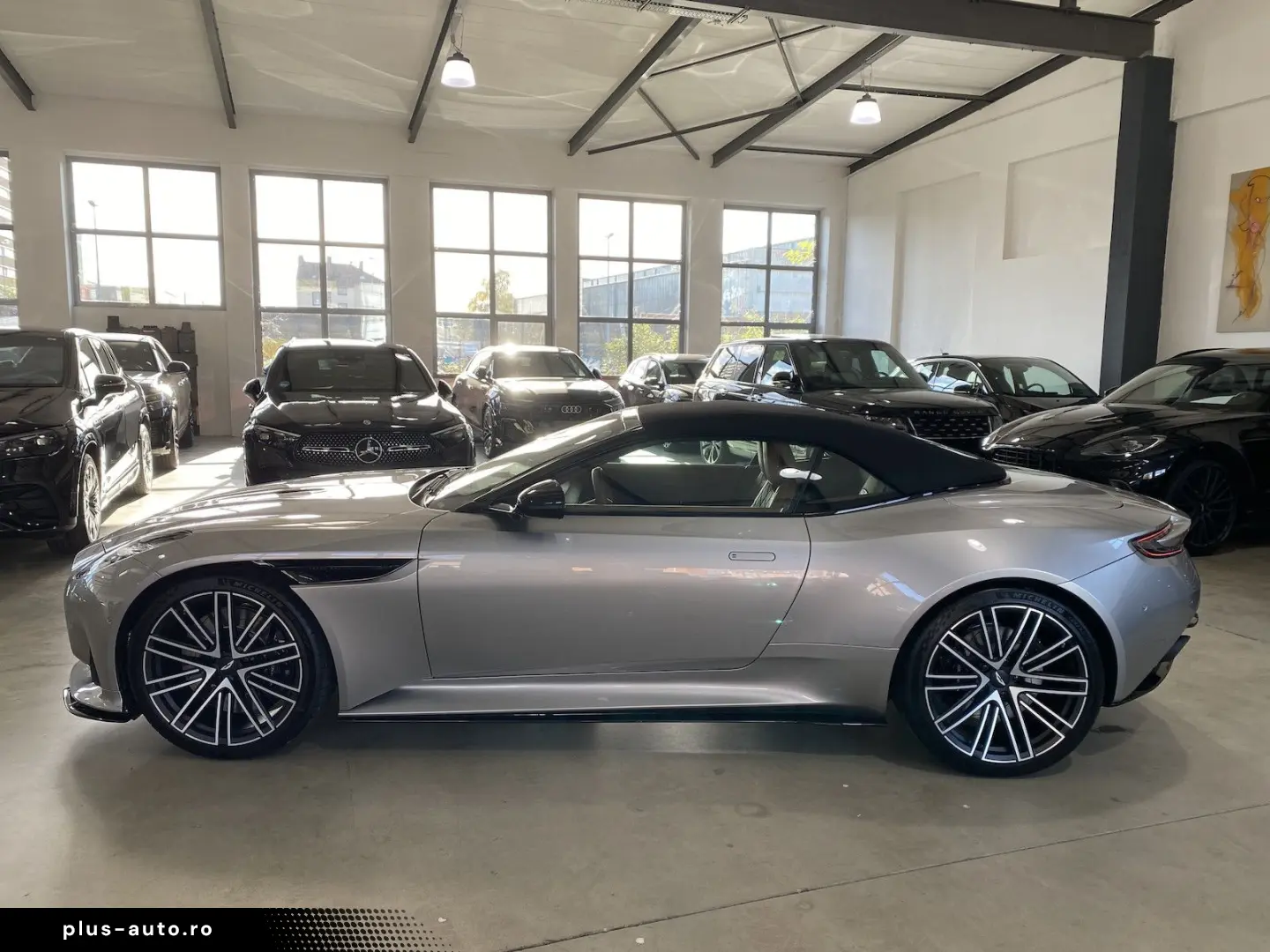 ASTON MARTIN DB12 Volante Q-Special Paint
