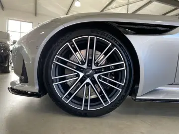 ASTON MARTIN DB12 Volante Q-Special Paint