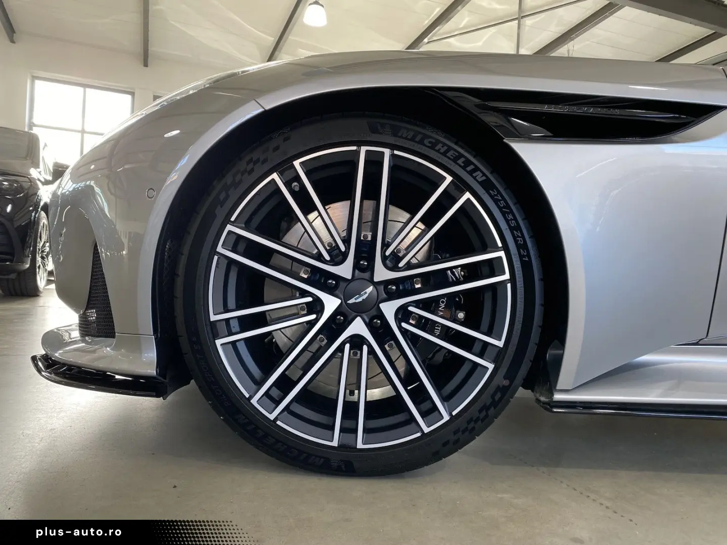 ASTON MARTIN DB12 Volante Q-Special Paint