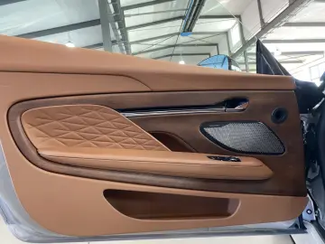 ASTON MARTIN DB12 Volante Q-Special Paint