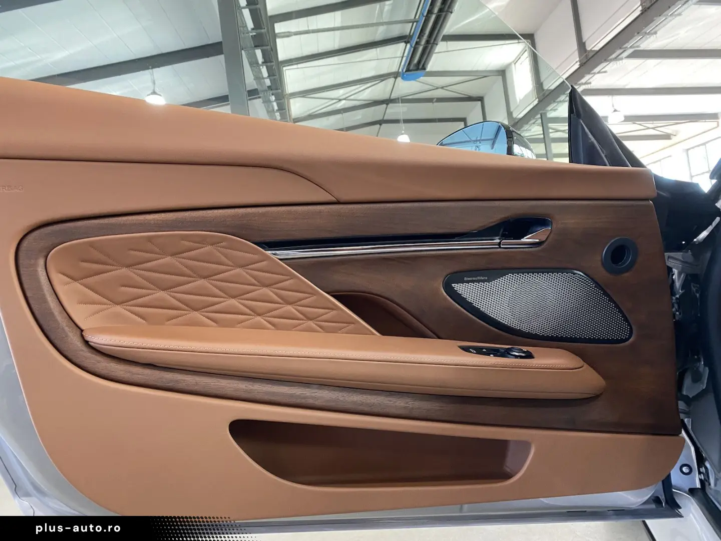 ASTON MARTIN DB12 Volante Q-Special Paint