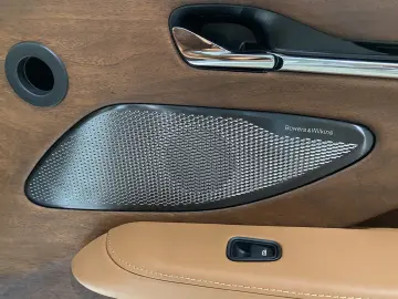 ASTON MARTIN DB12 Volante Q-Special Paint