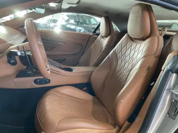 ASTON MARTIN DB12 Volante Q-Special Paint