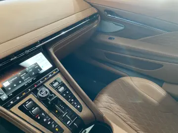 ASTON MARTIN DB12 Volante Q-Special Paint