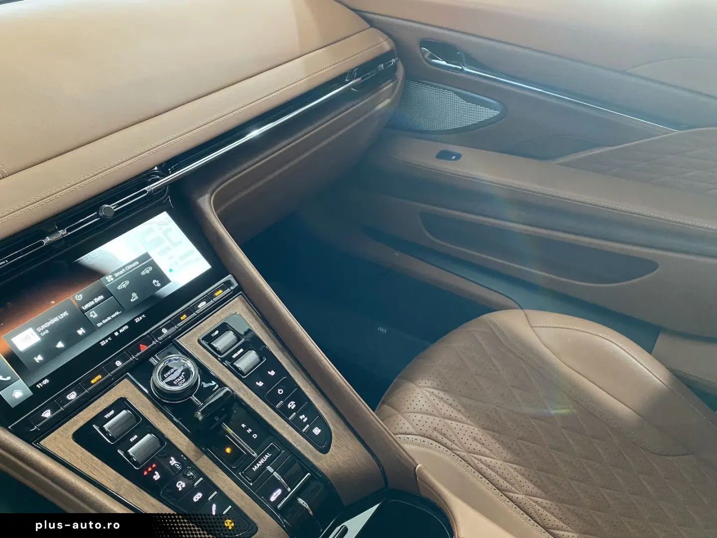 ASTON MARTIN DB12 Volante Q-Special Paint