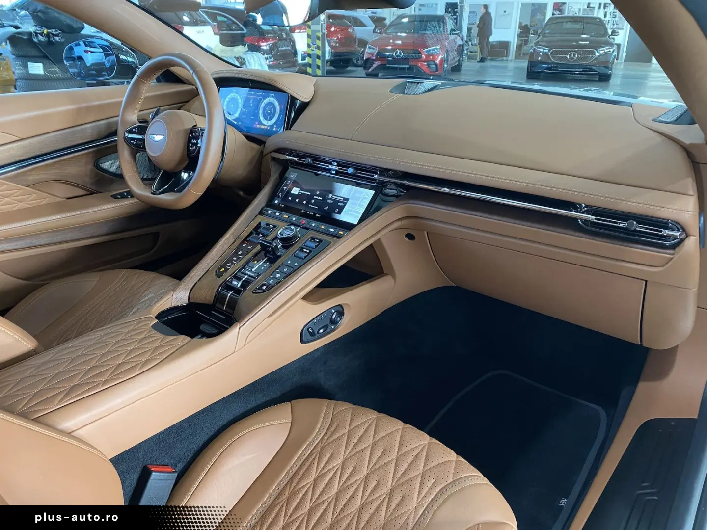 ASTON MARTIN DB12 Volante Q-Special Paint