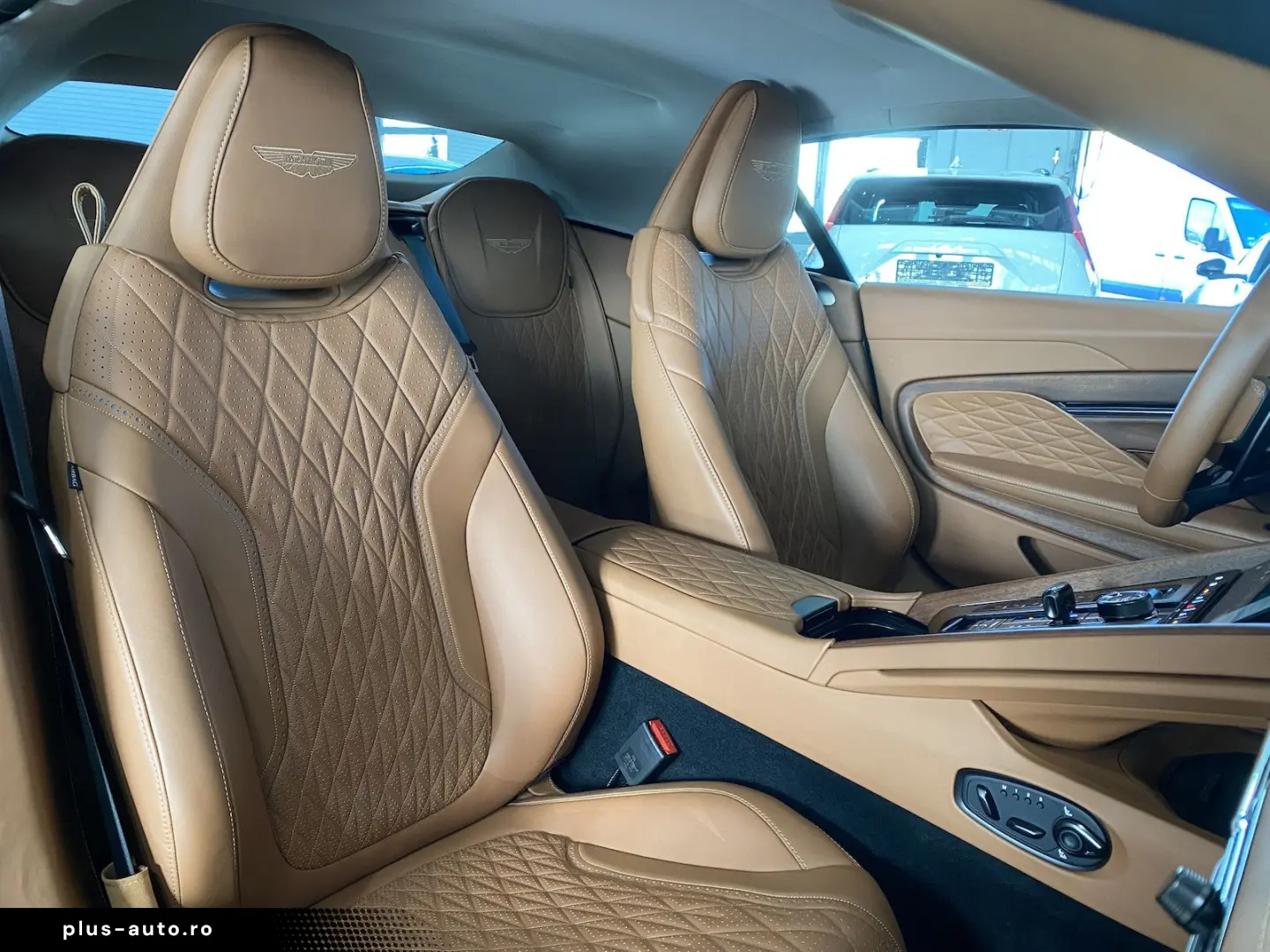 ASTON MARTIN DB12 Volante Q-Special Paint