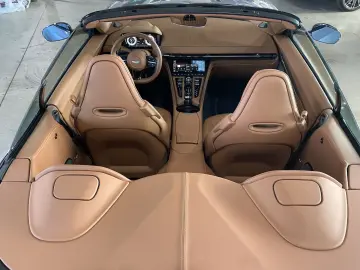 ASTON MARTIN DB12 Volante Q-Special Paint